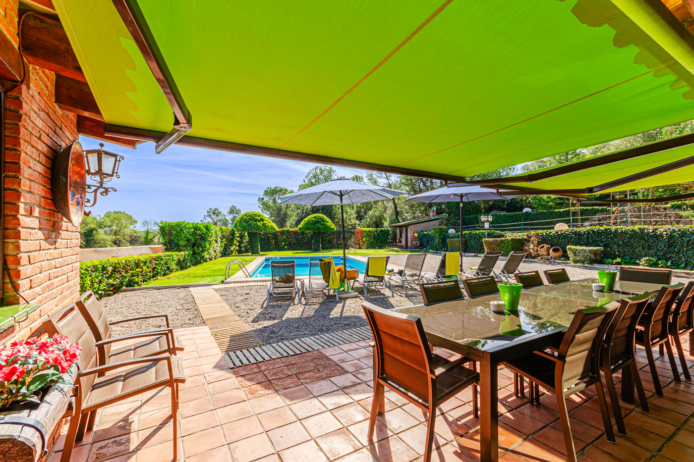 Casa de piscina / barbacoa con terraza a la sombra