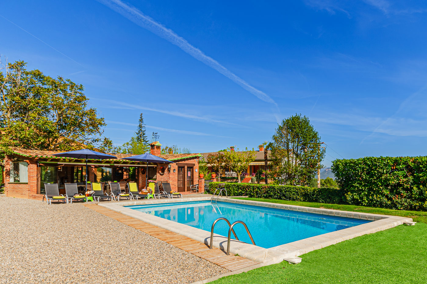 Piscina, zona de barbacoas y relax con casa justo detrás