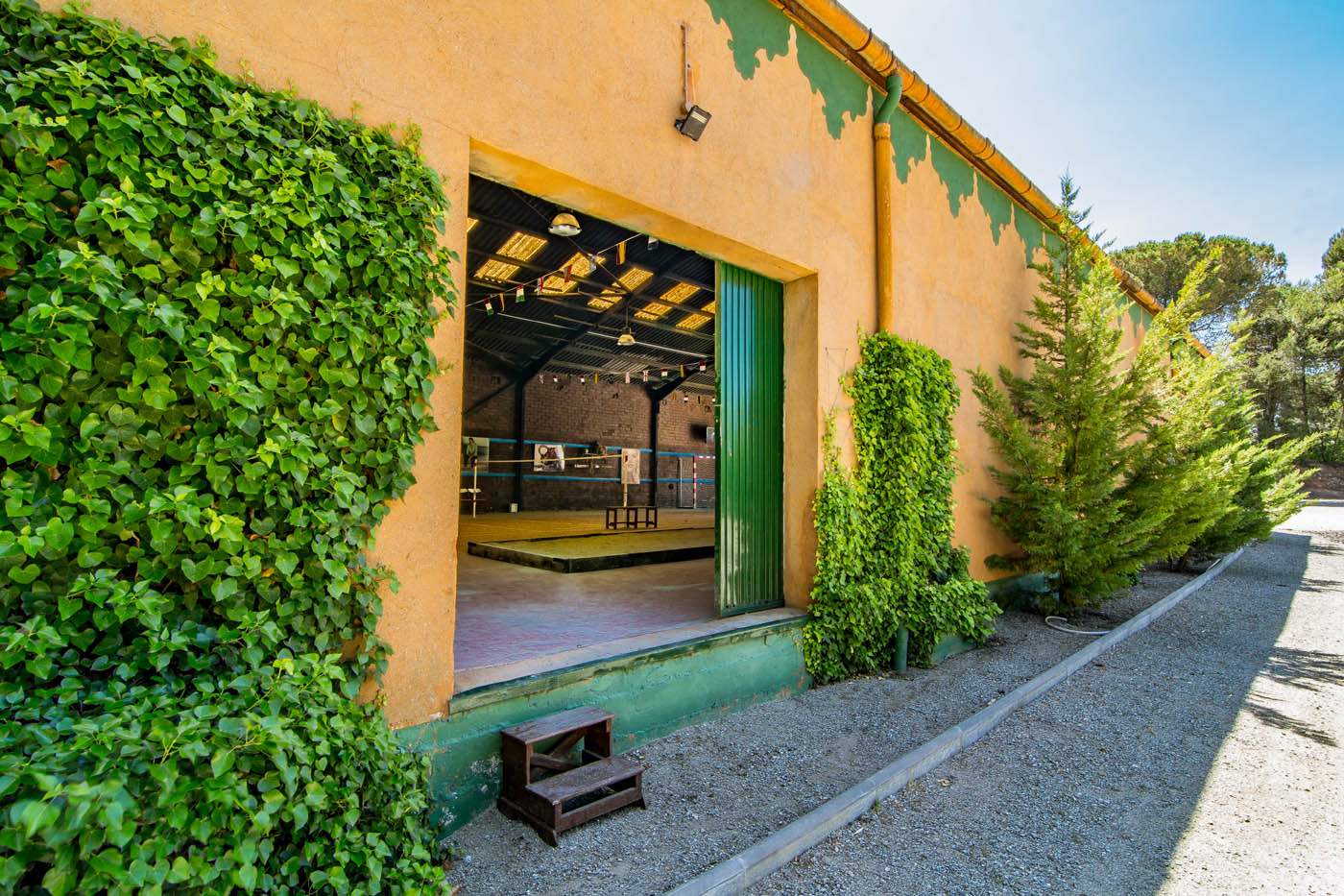 Puerta a la amplia zona interior de juegos 