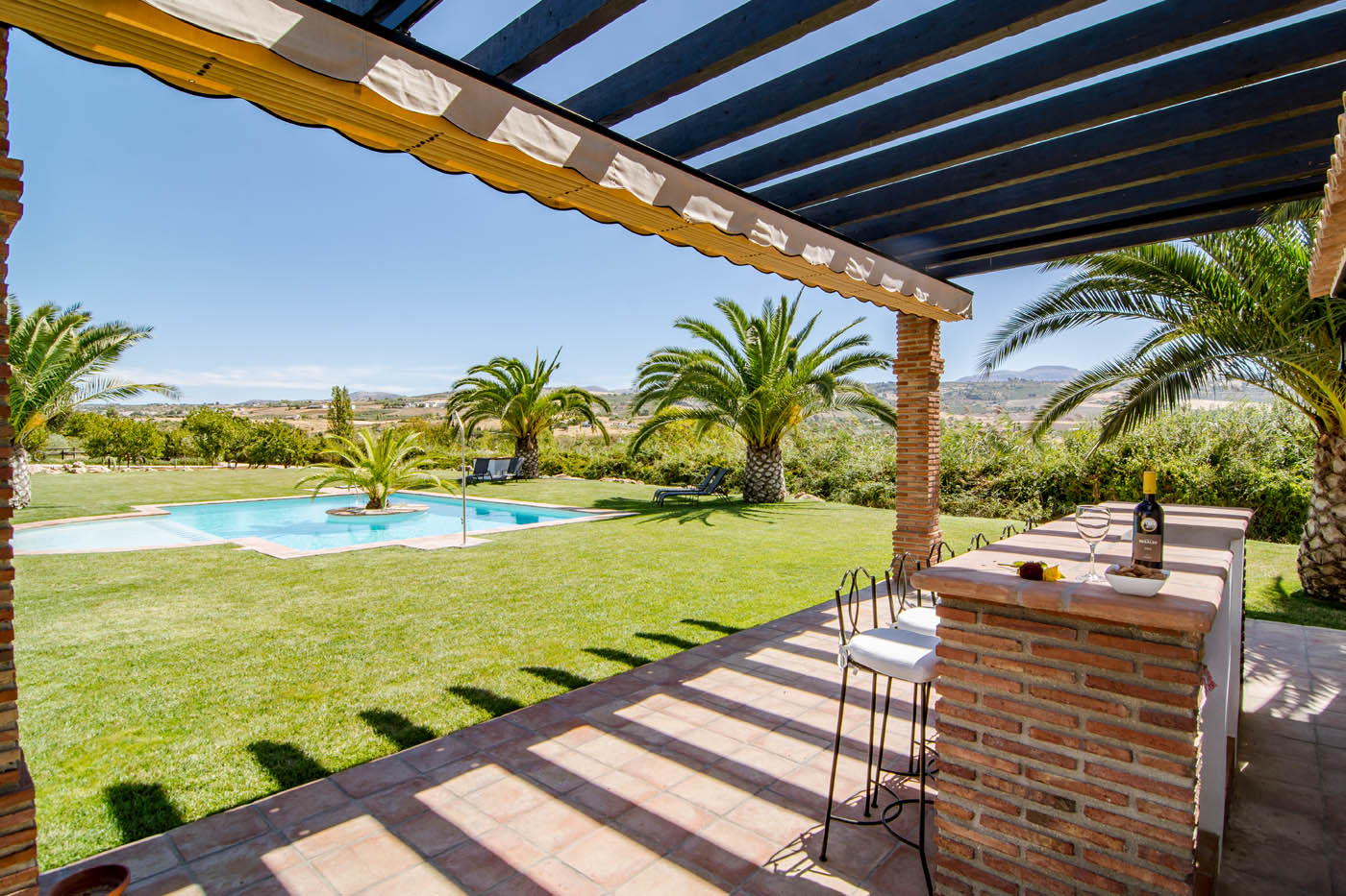 Bar de la piscina con nevera y fregadero 