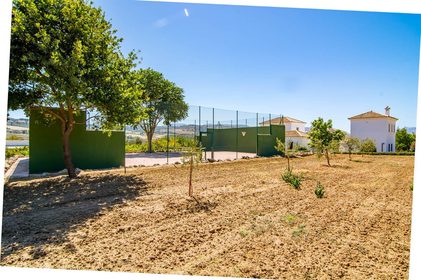 Árboles frutales y jardines de mercado para que los huéspedes disfruten