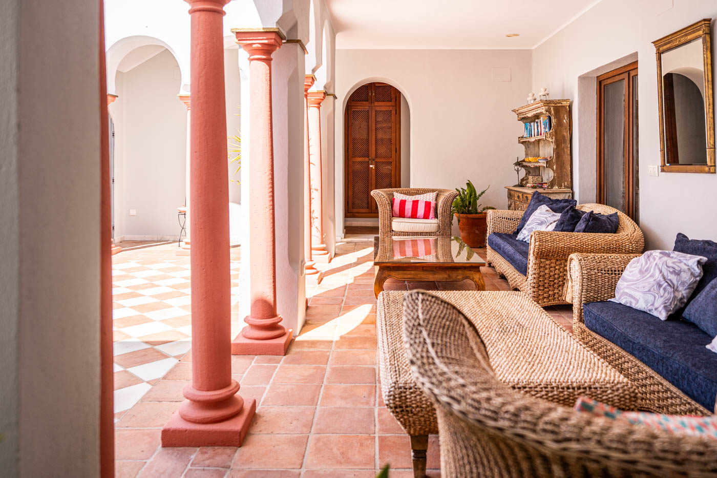 Porche con acceso a las dos habitaciones dobles