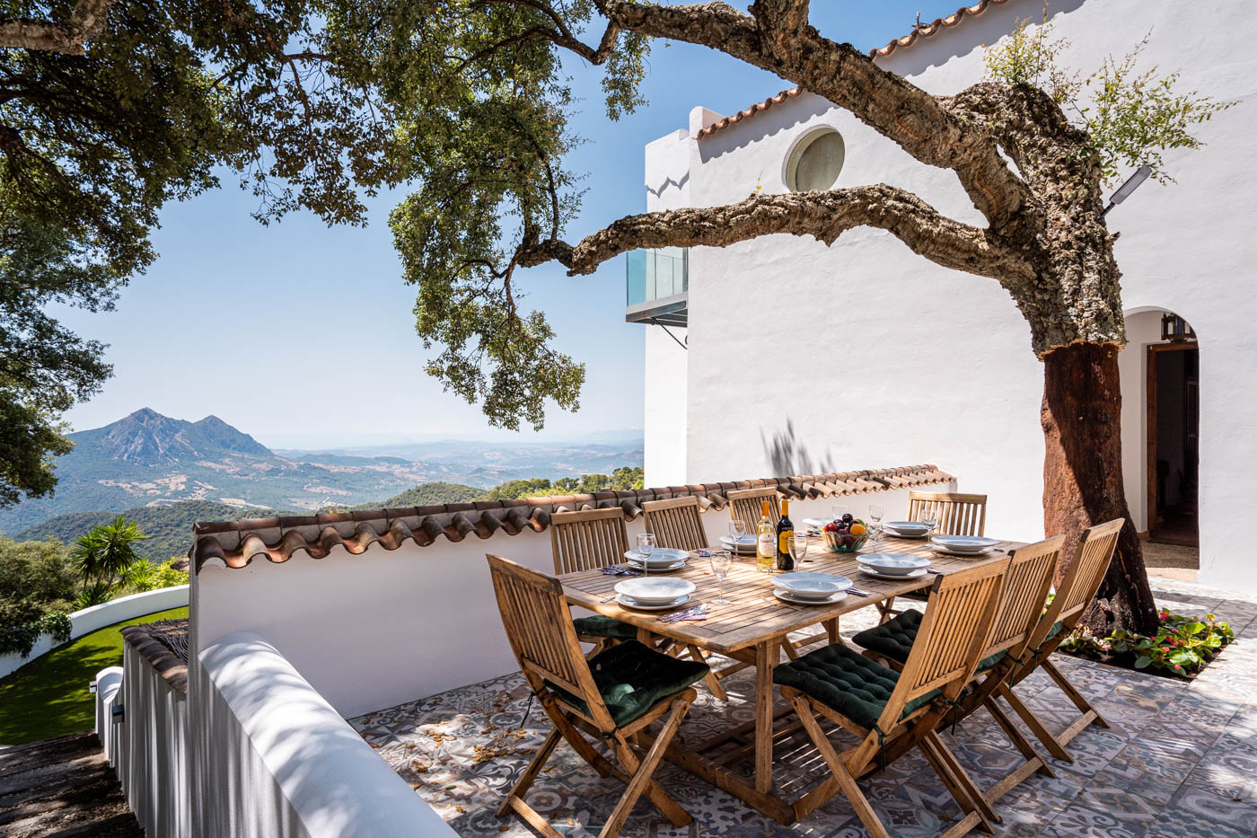 Terraza amueblada junto a entrada principal