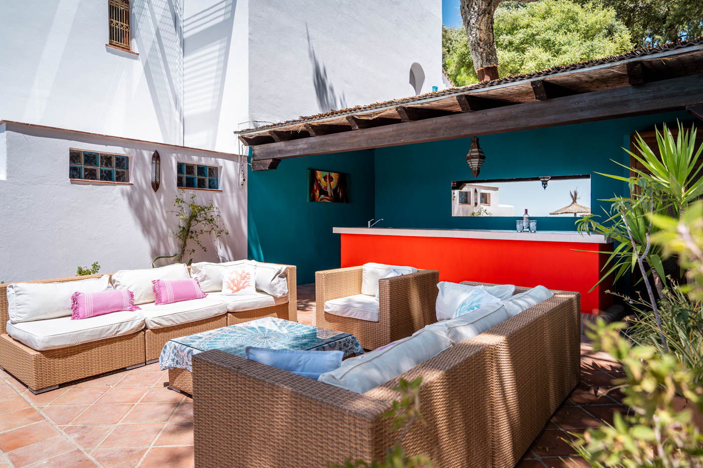 Porche con barra de bar y zona de lavado