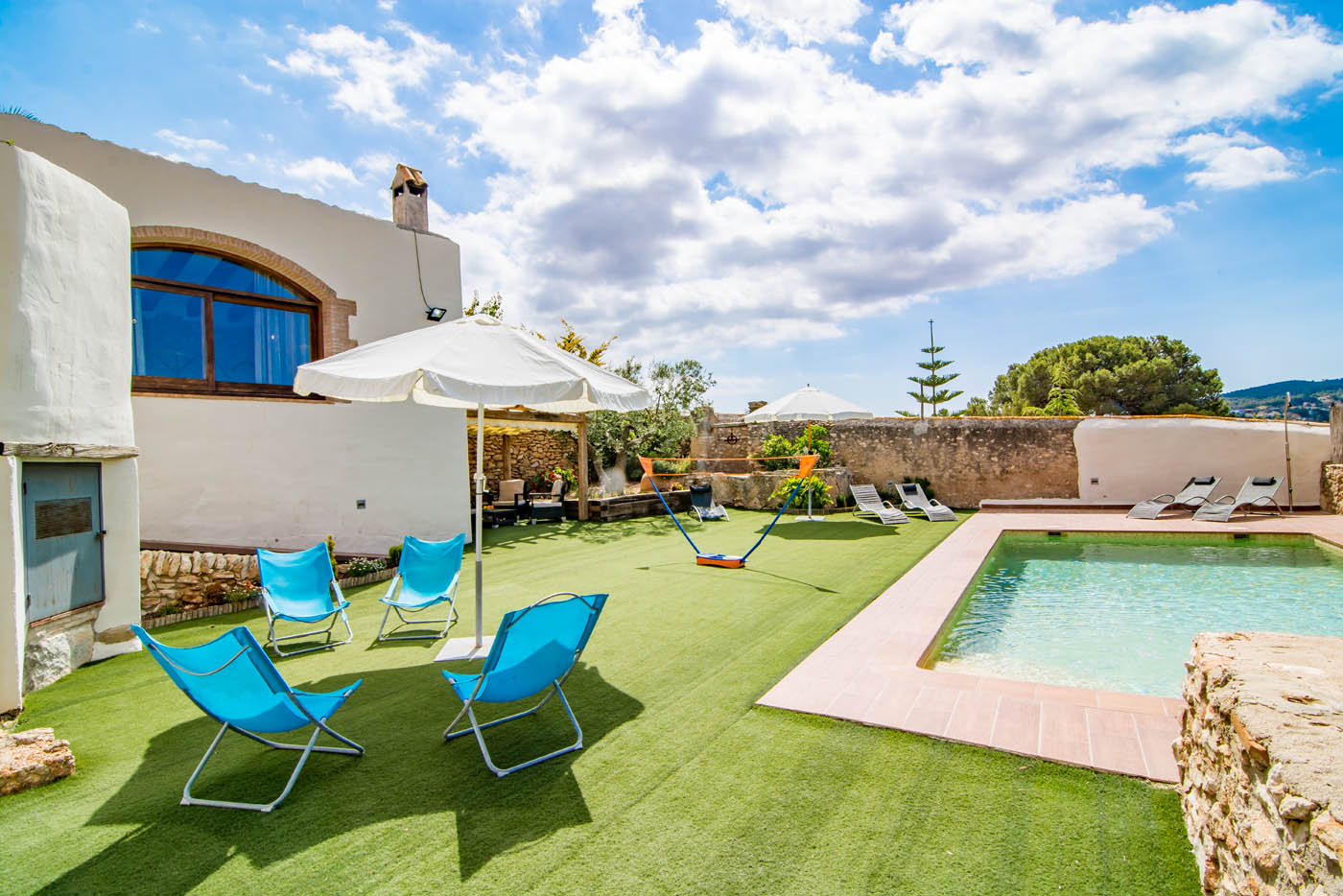 From patio you access the pool which can be gated