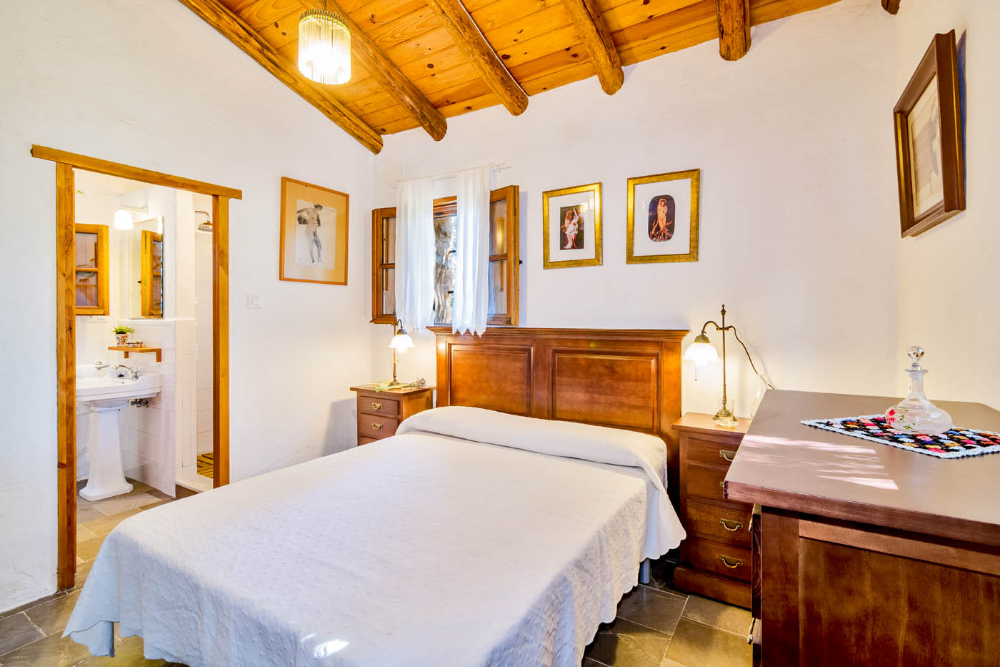 Master bedroom has en suite facilities