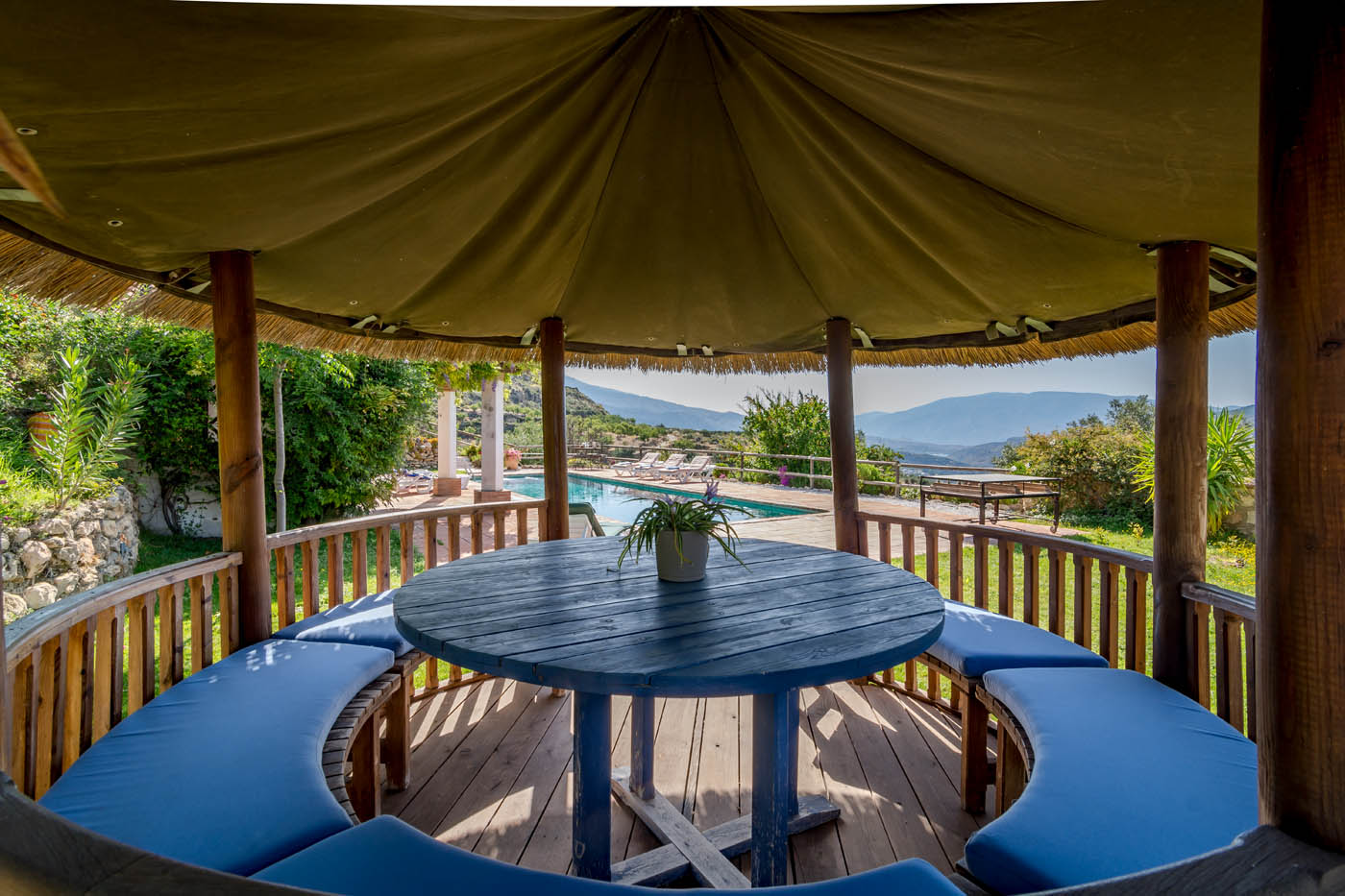 Los niños adoran este lugar encantador junto a la piscina para reunirse