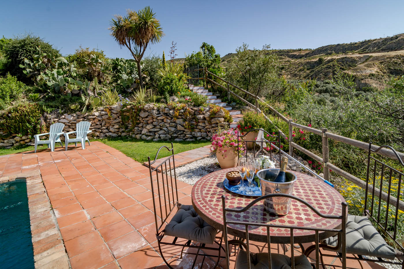 Zonas amuebladas junto a la piscina