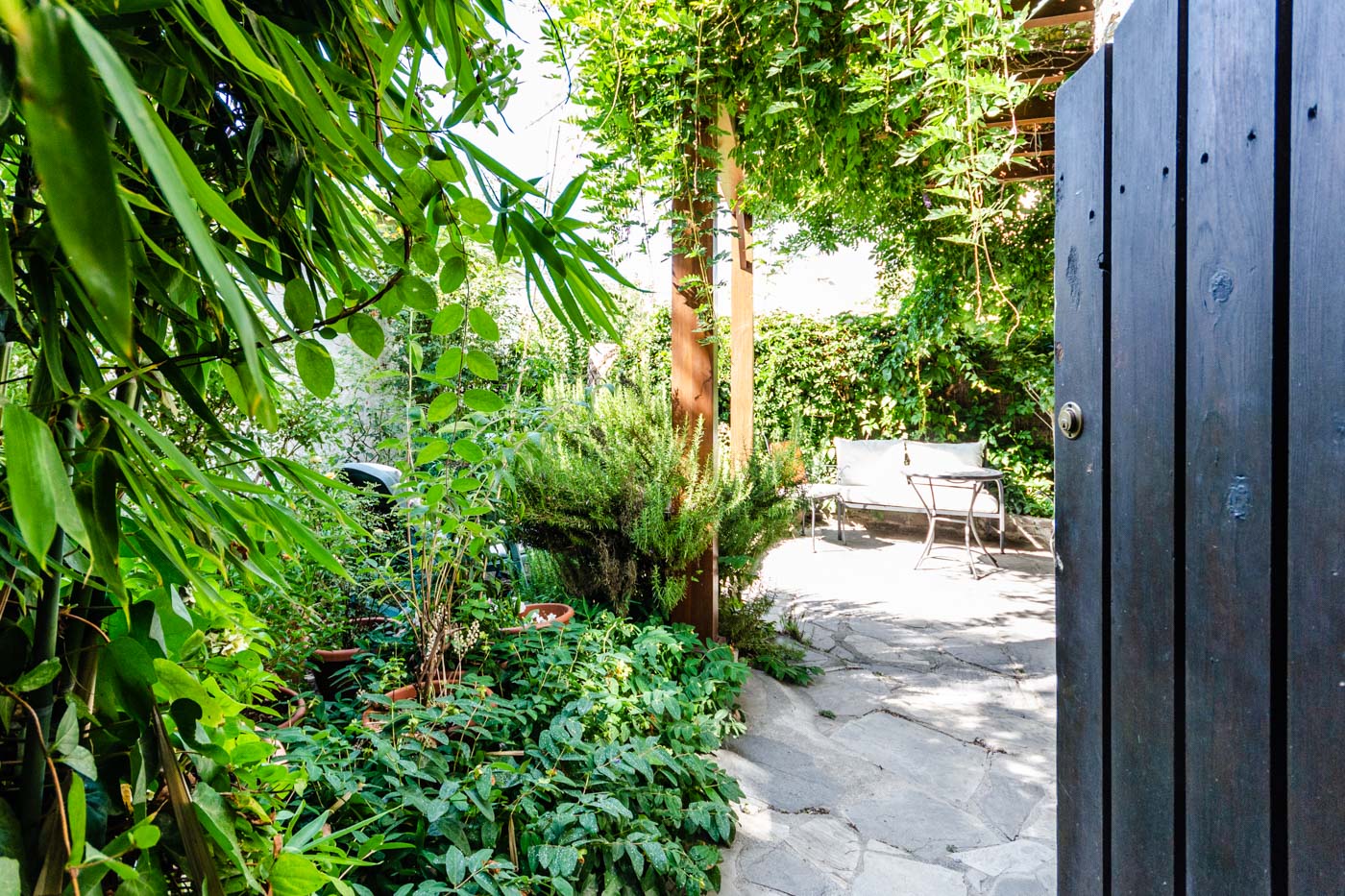 Entrando a su alojamiento vacacional