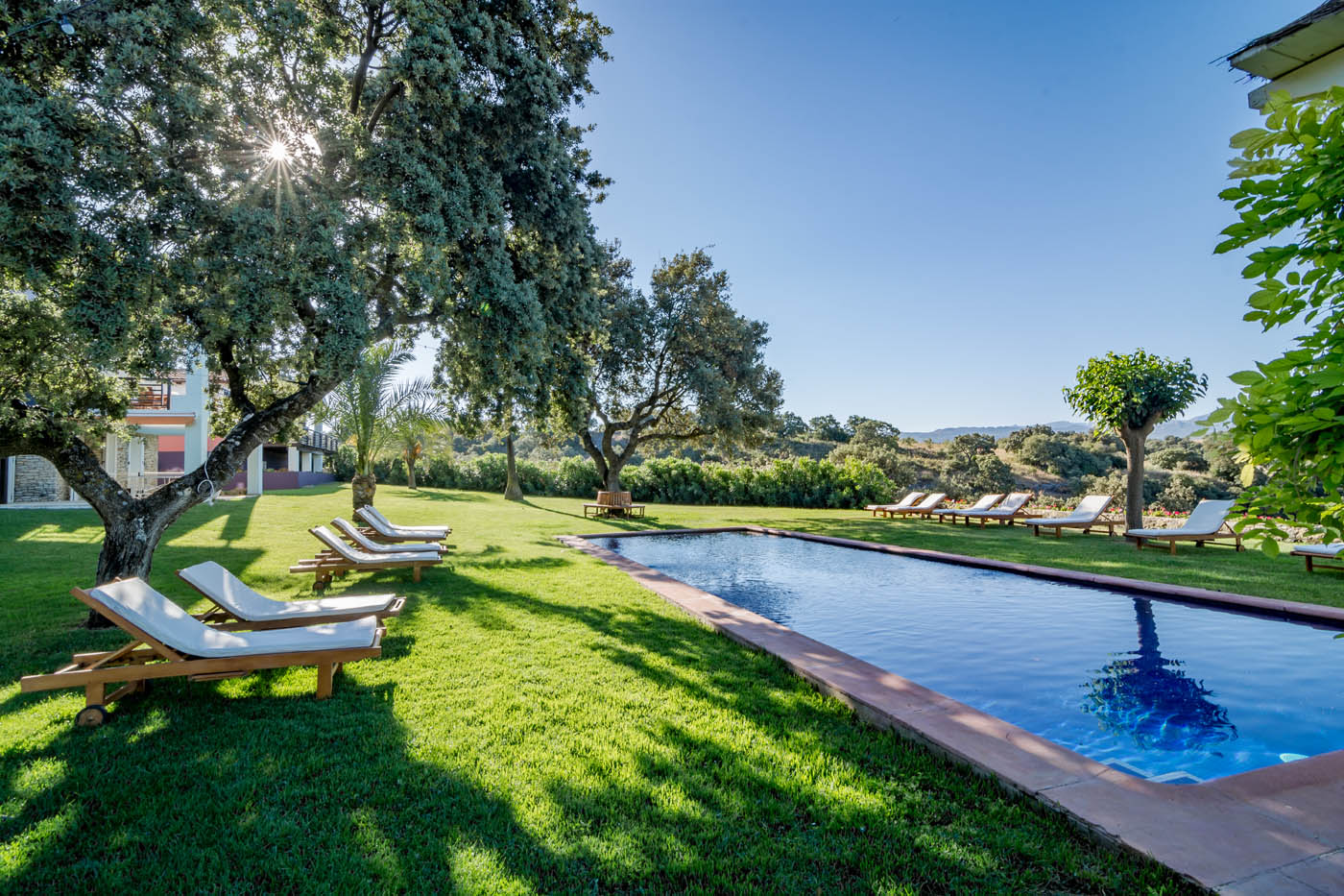 Una gran piscina de 15 metros de largo 