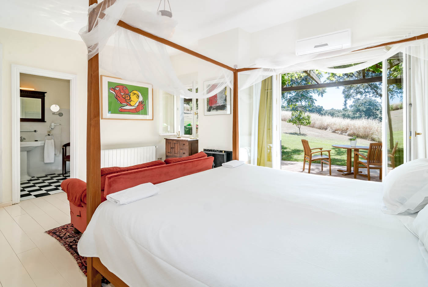 Habitación con cama doble y dosel