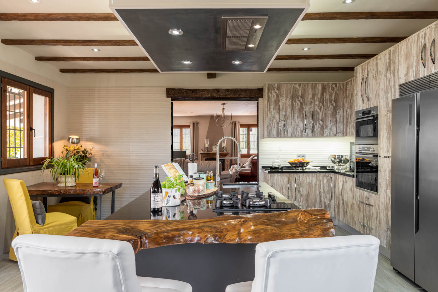 La cocina lleva a la sala de estar