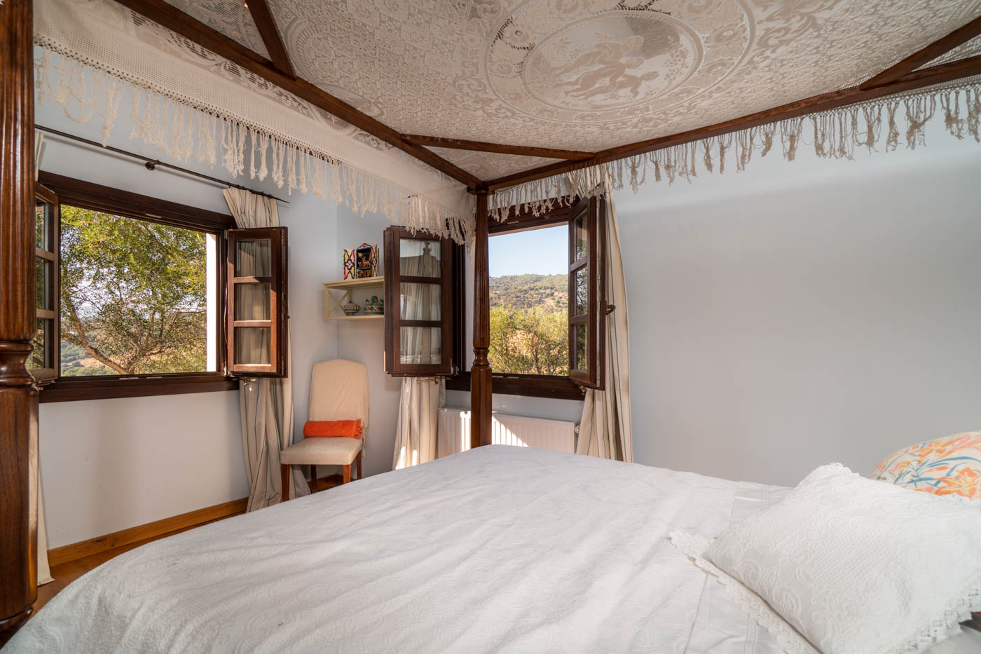 4 poster bedroom accessed from central courtyard