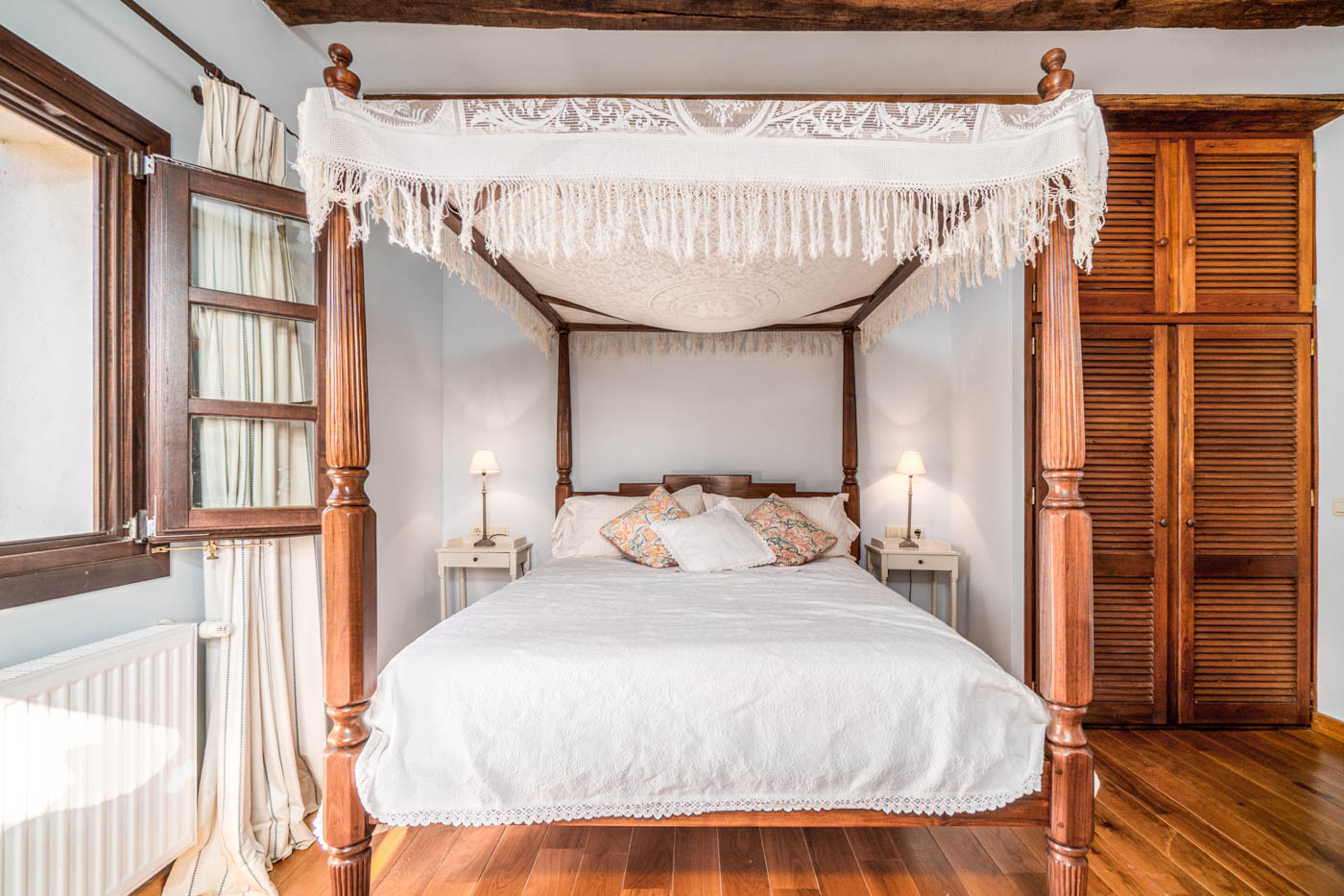 4 poster bedroom accessed from central courtyard