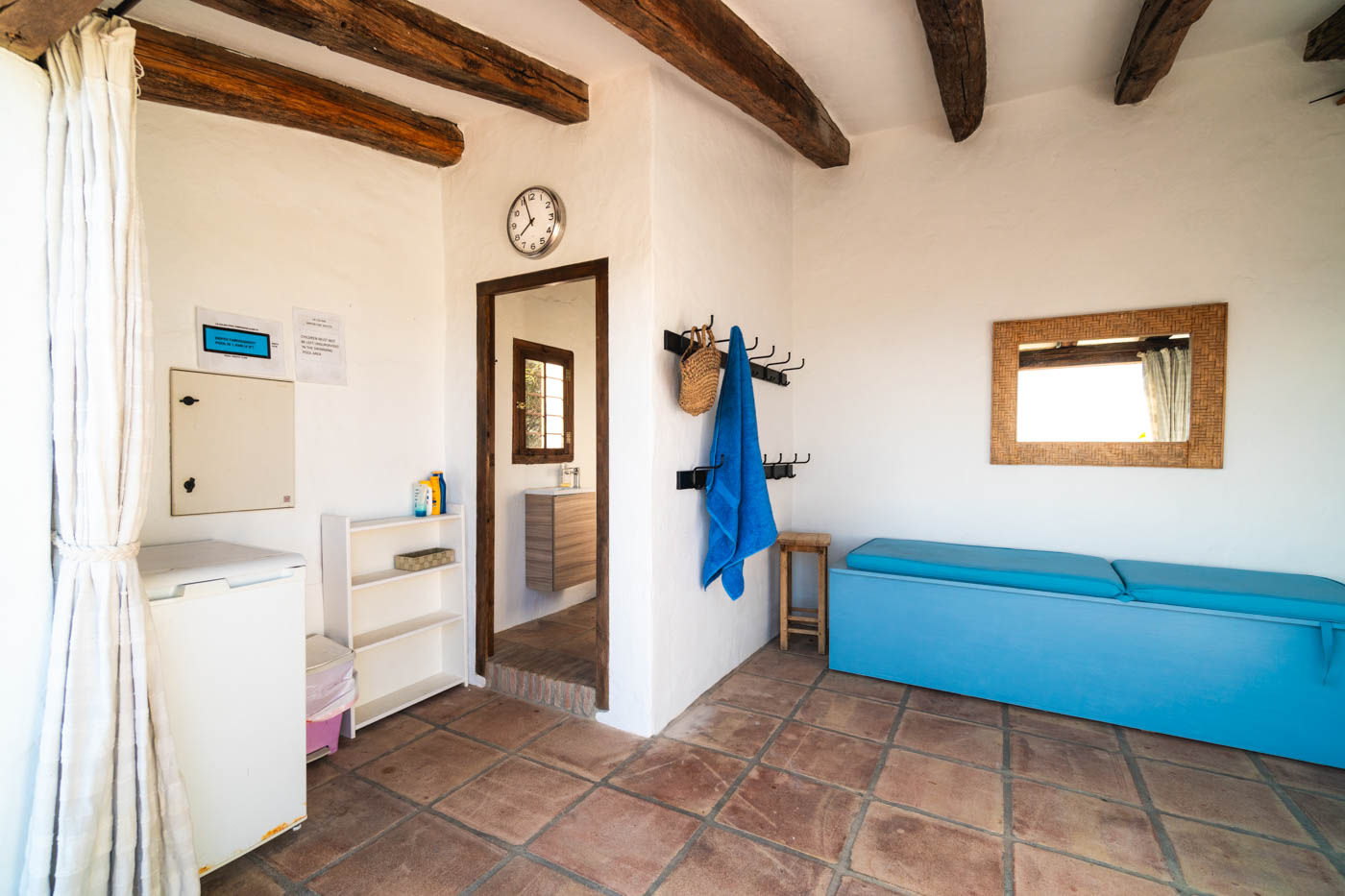 Pool house with changing room and WC