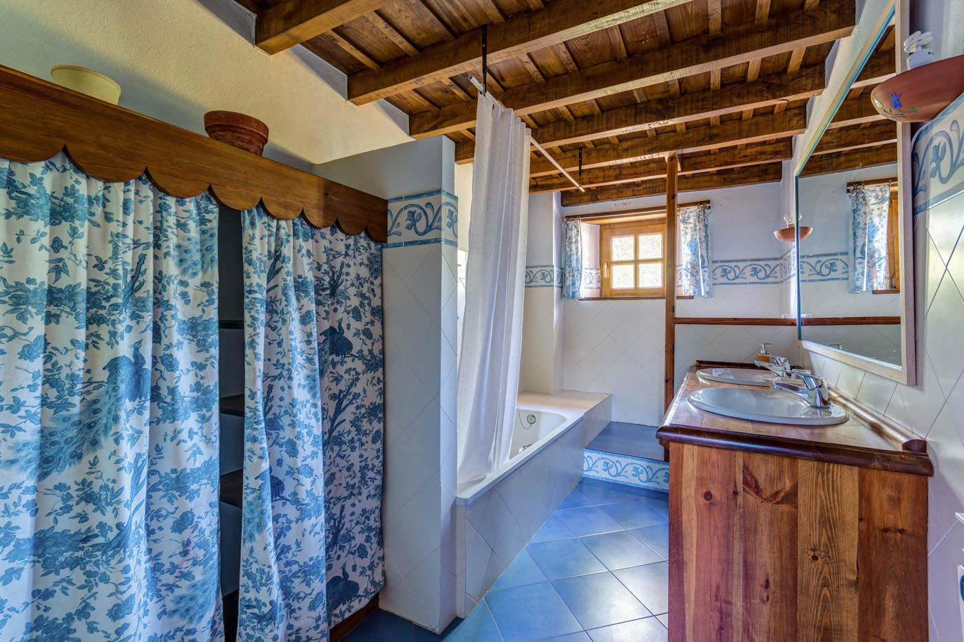 Bathroom (with bathtub)