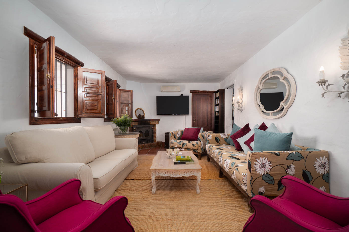 Sala de estar está bien amueblada