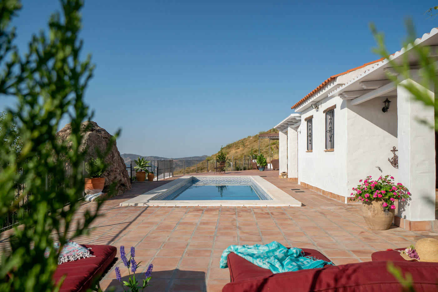 La piscina y la casa  están en una sola planta