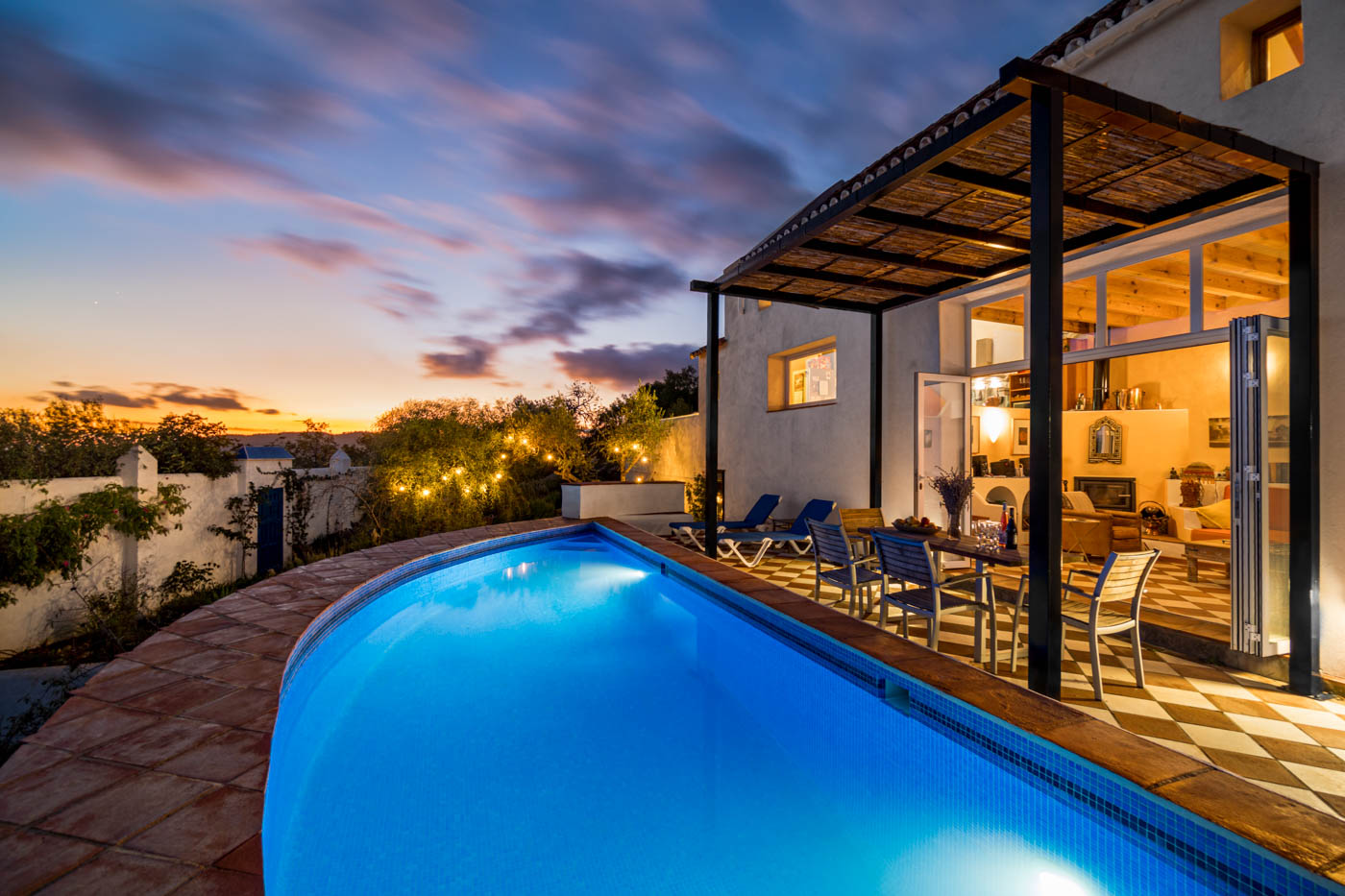 Su propiedad privada con piscina de 10 metros de largo en forma de D