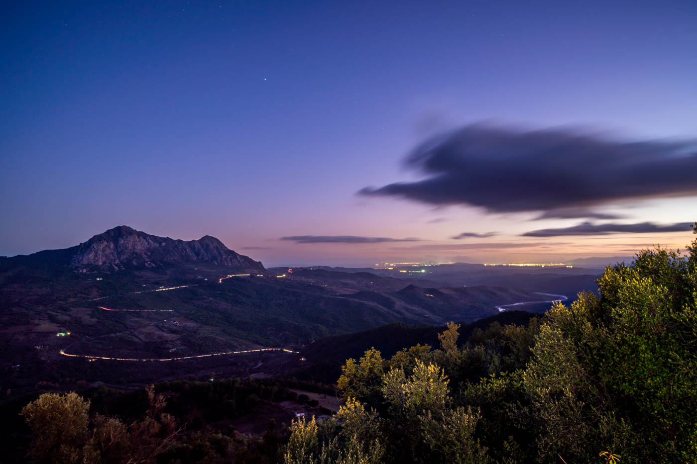 Las ciudades costeras son visibles también durante la noche 
