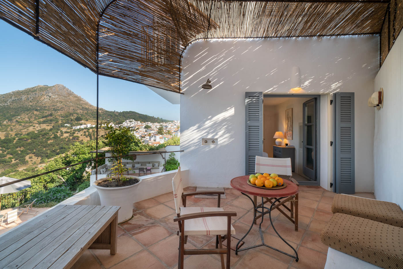 Patio amueblado junto al dormitorio