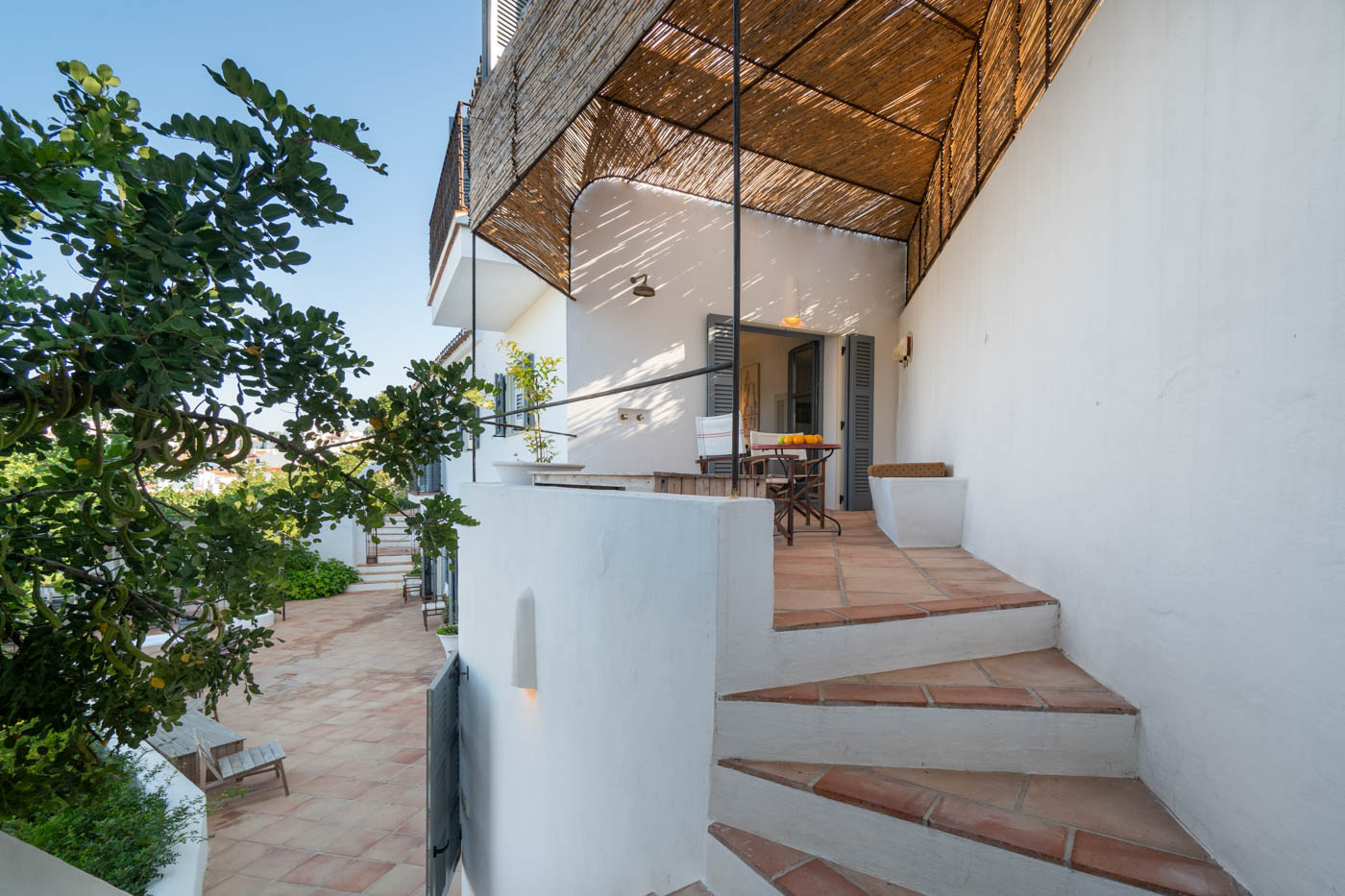 Escaleras a terraza y dormitorio 