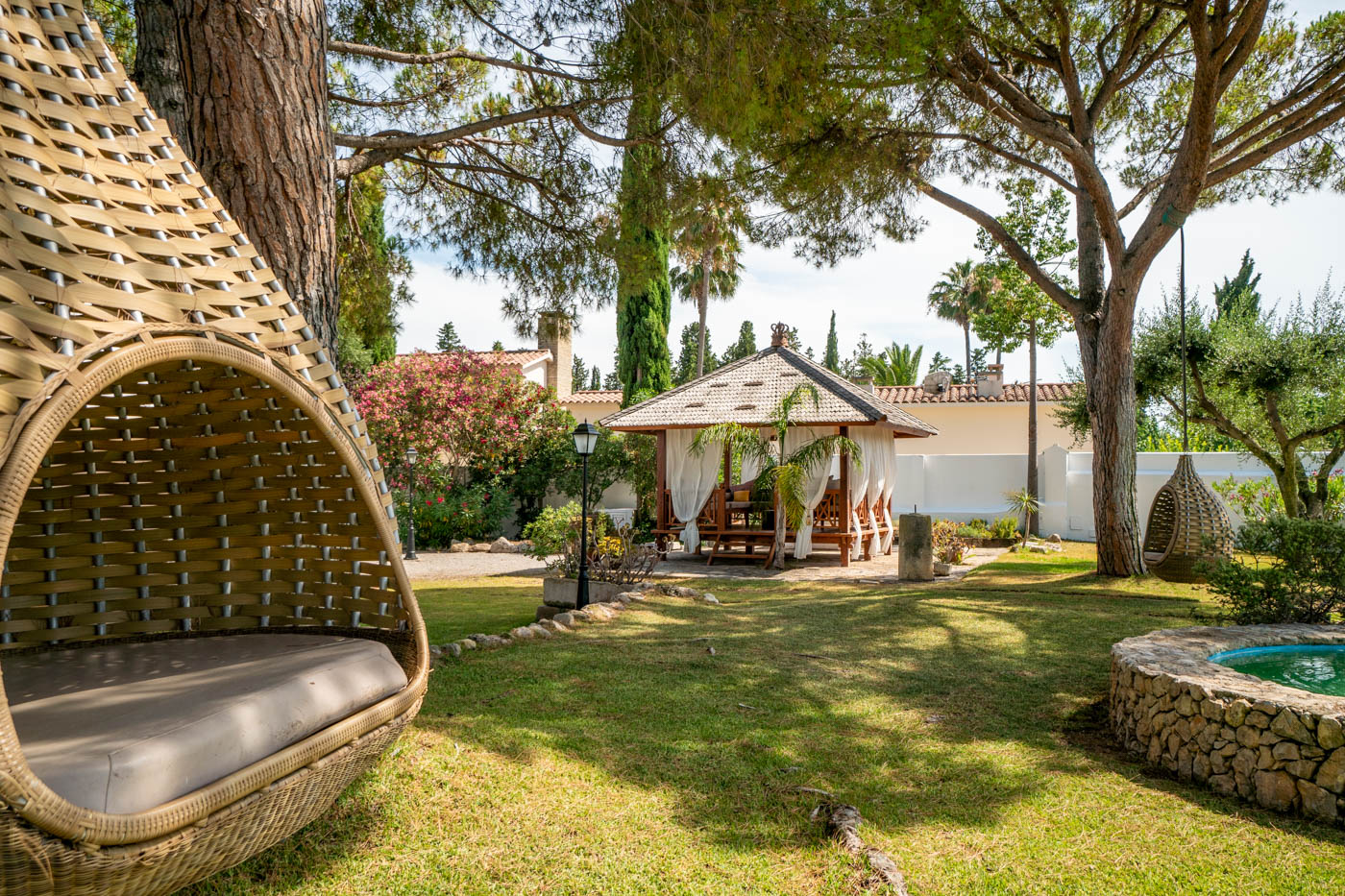 Fantastic gardens with outdoor furniture