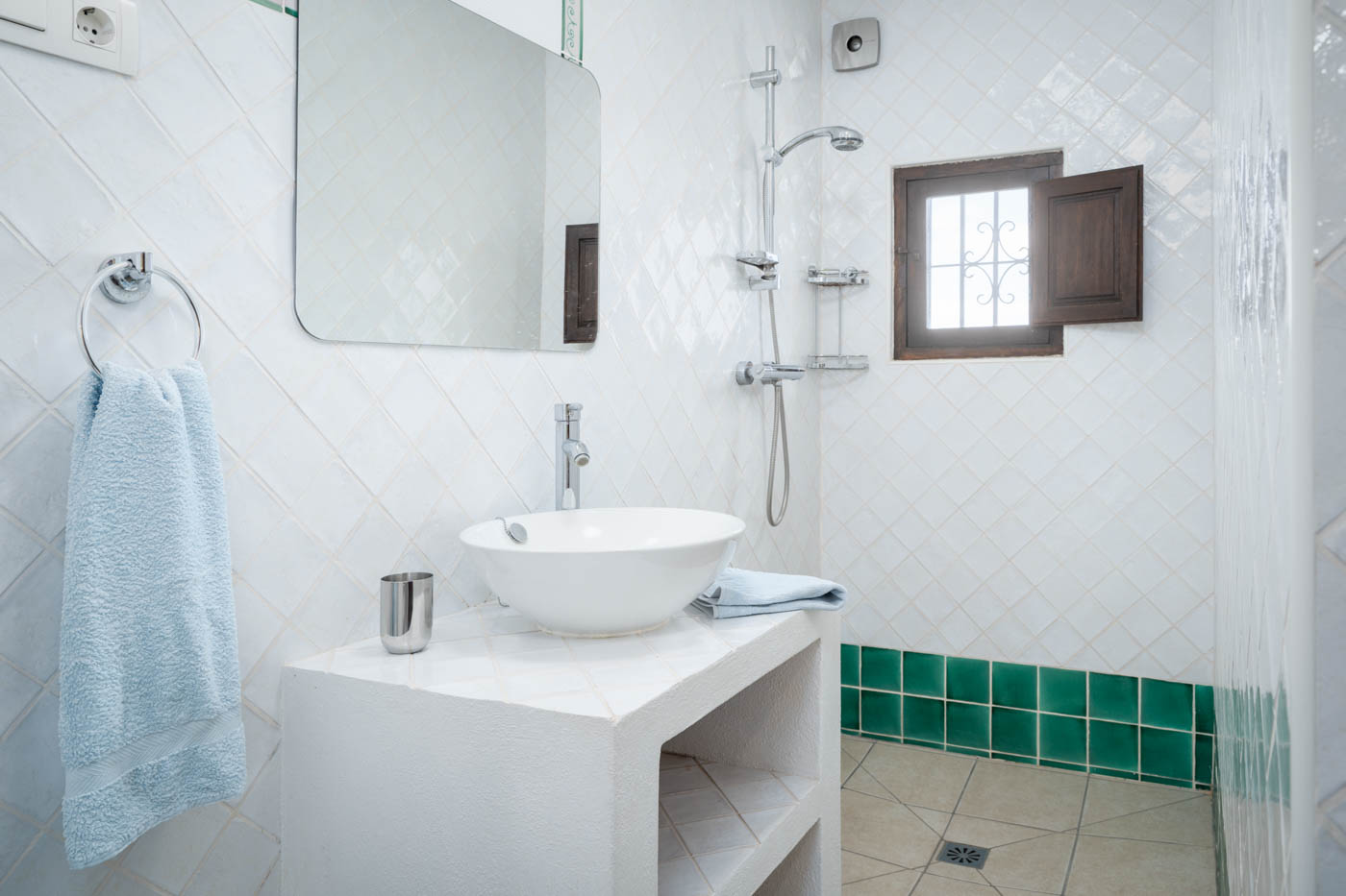 Baño con ducha (primera planta)