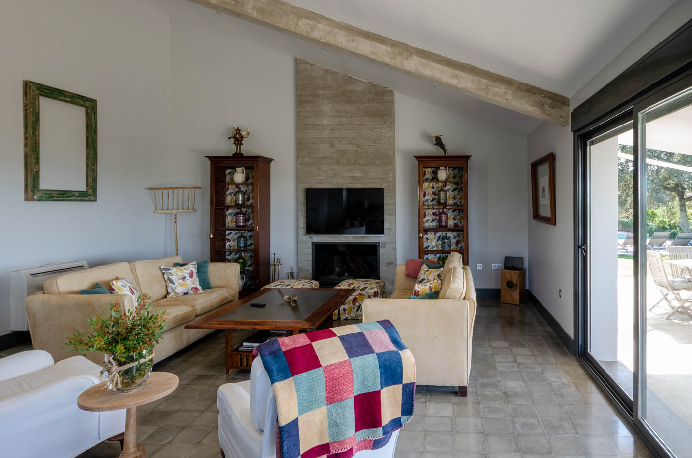 Salón con puertas correderas a terraza