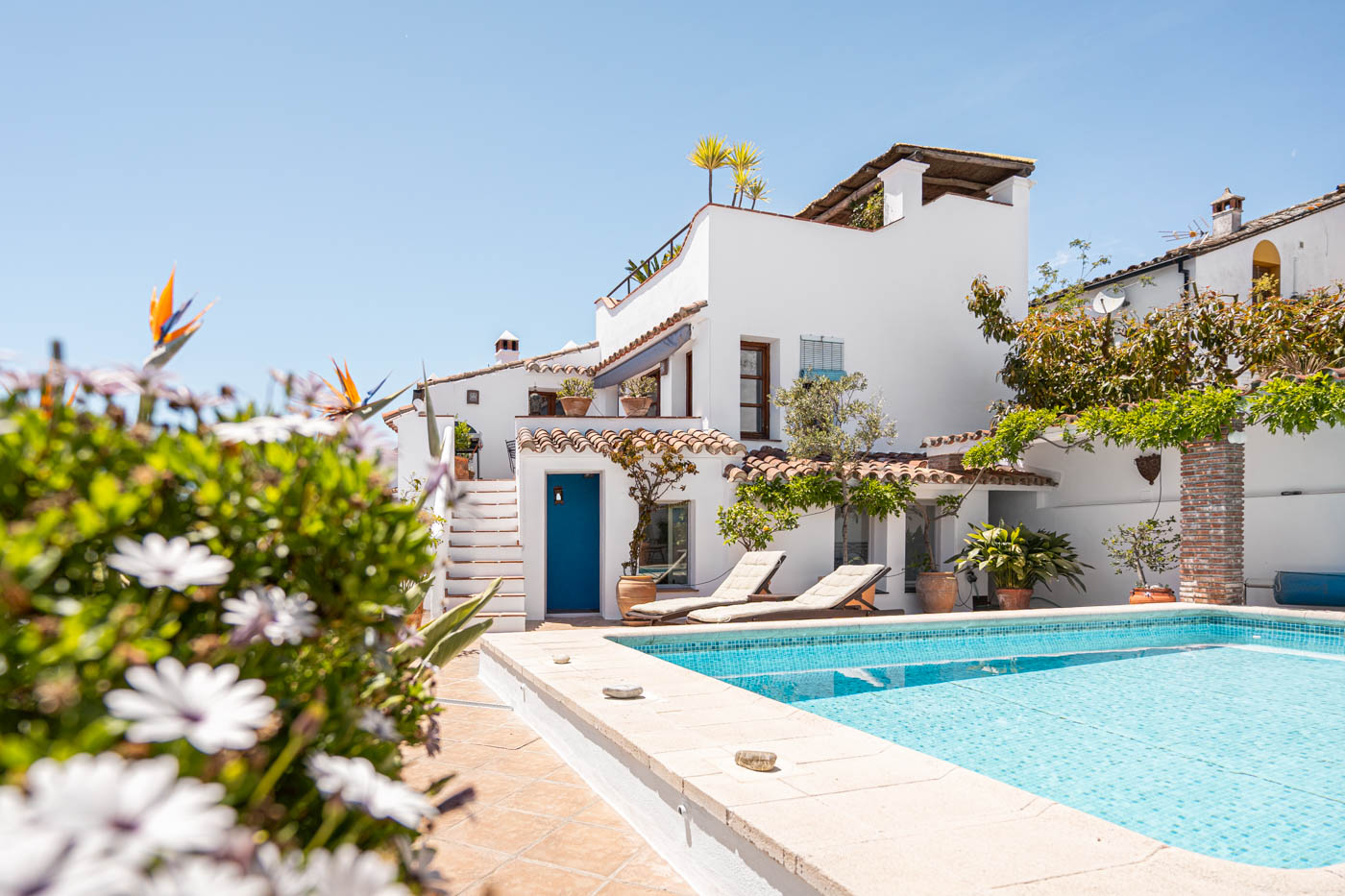 Steps to kitchen terrace