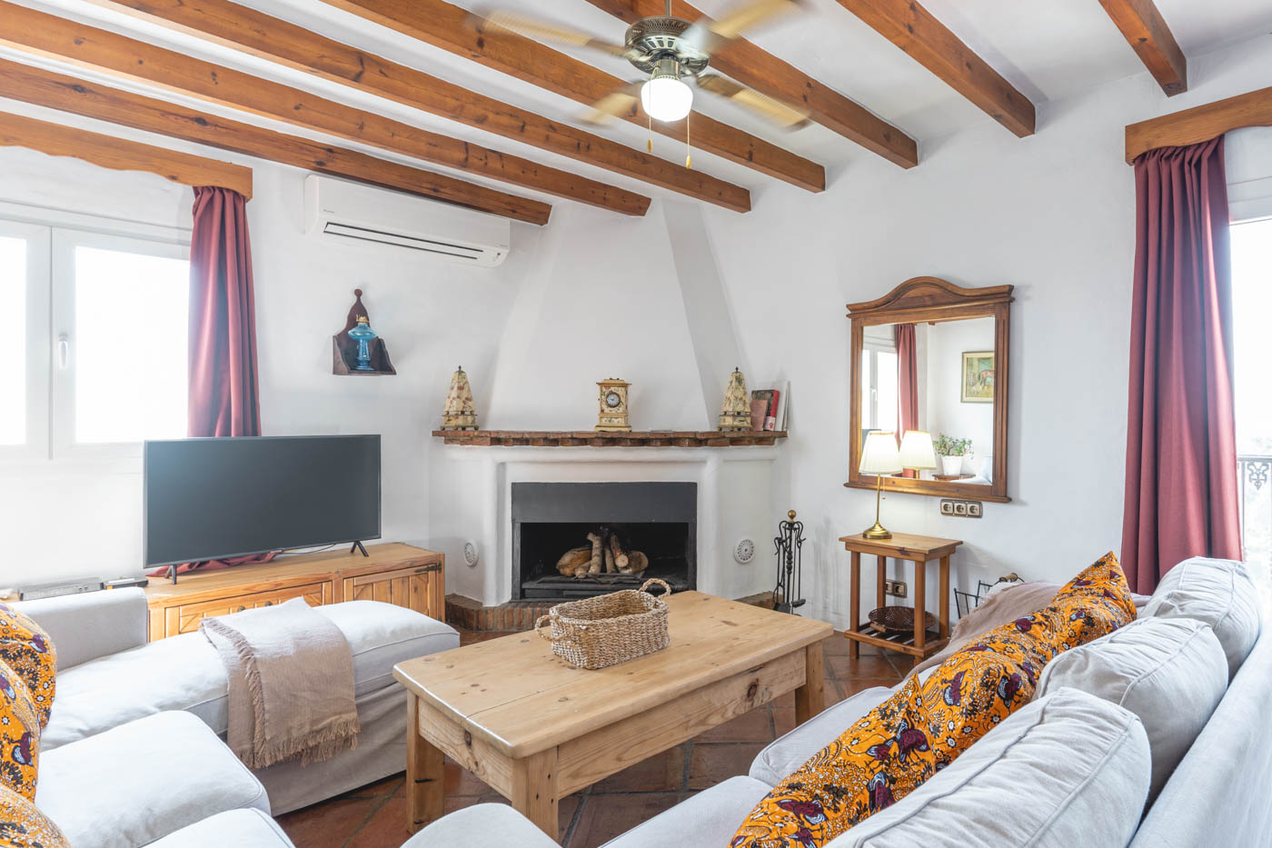 Open fire, air conditioning and ceiling fans