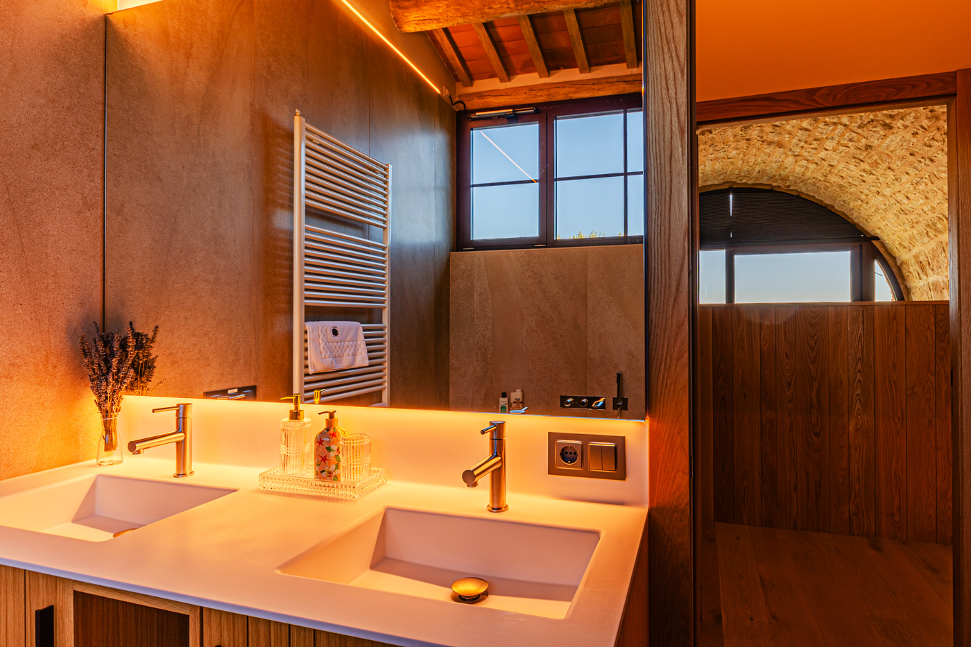 Bathroom opposite bedroom 12 in Tower (annexe)