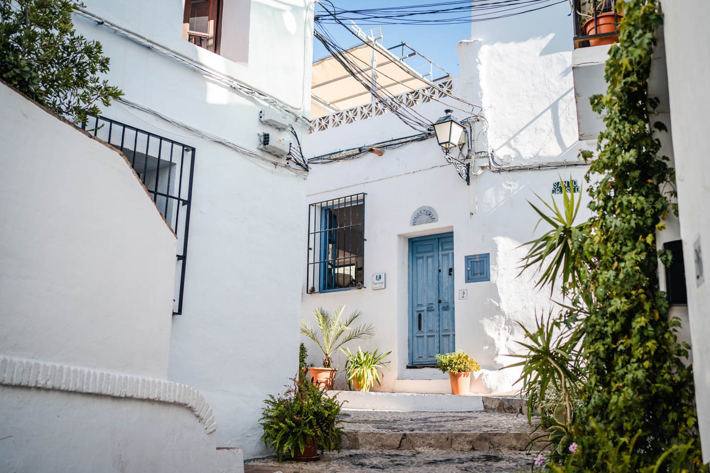 En una calle peatonal del casco antiguo de Frigiliana