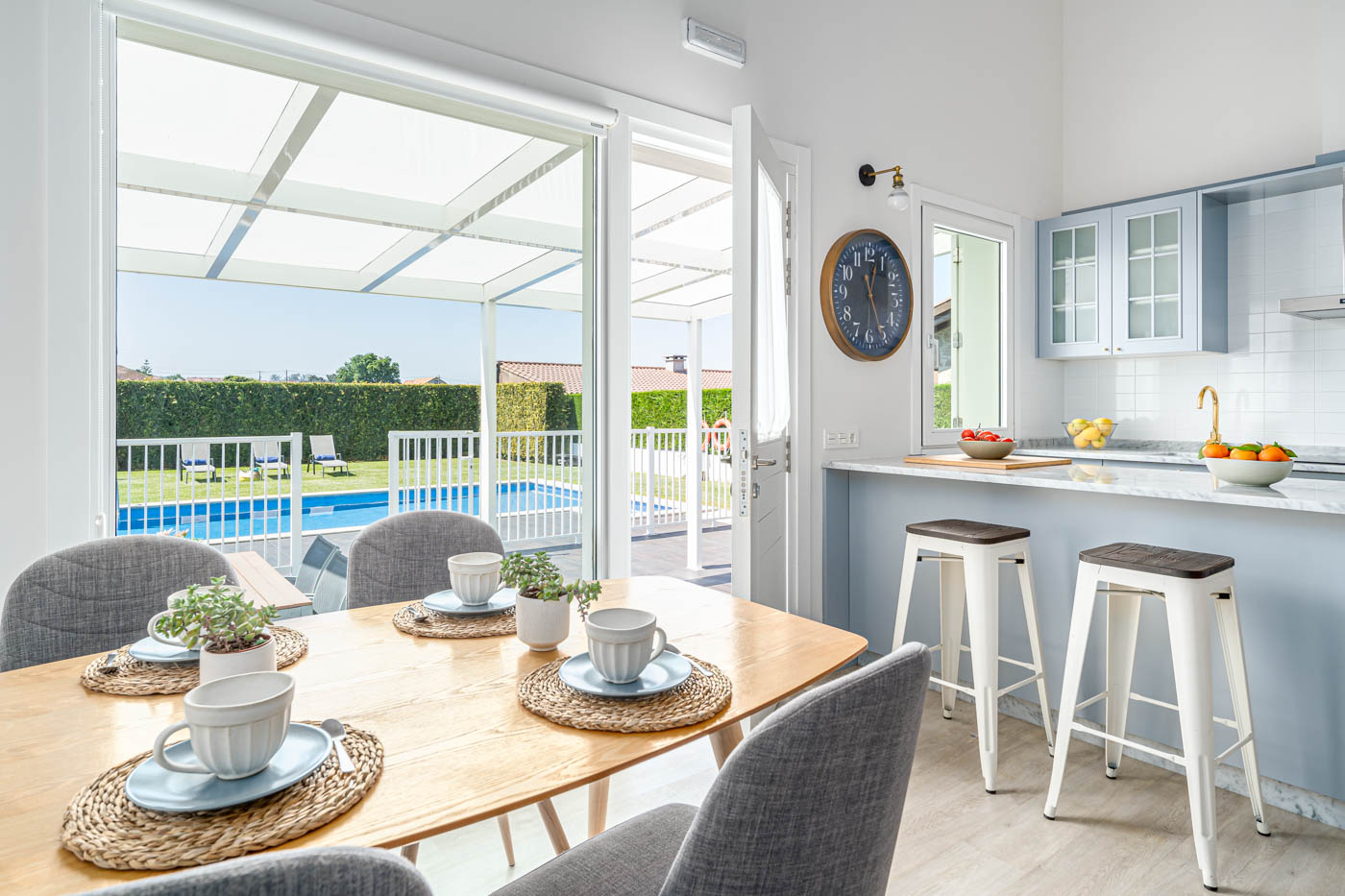 Comedor con gran ventanal