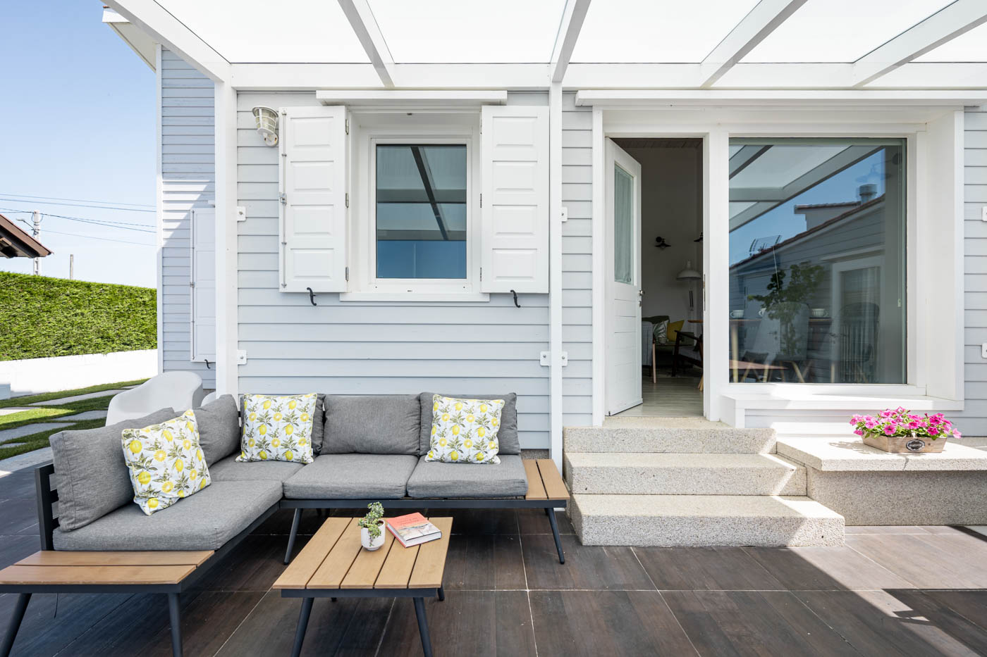 Pérgola con mobiliario exterior y puerta trasera