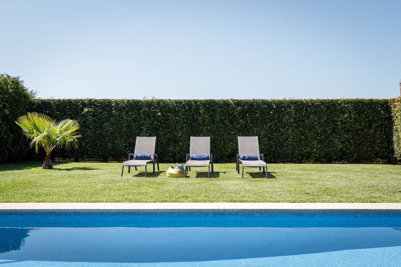 Piscina privada de 7 x 4 metros con césped