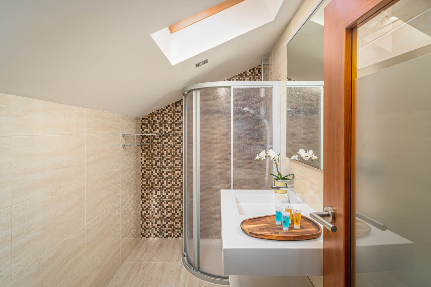 En suite facilities bedroom 7 (low ceilings)