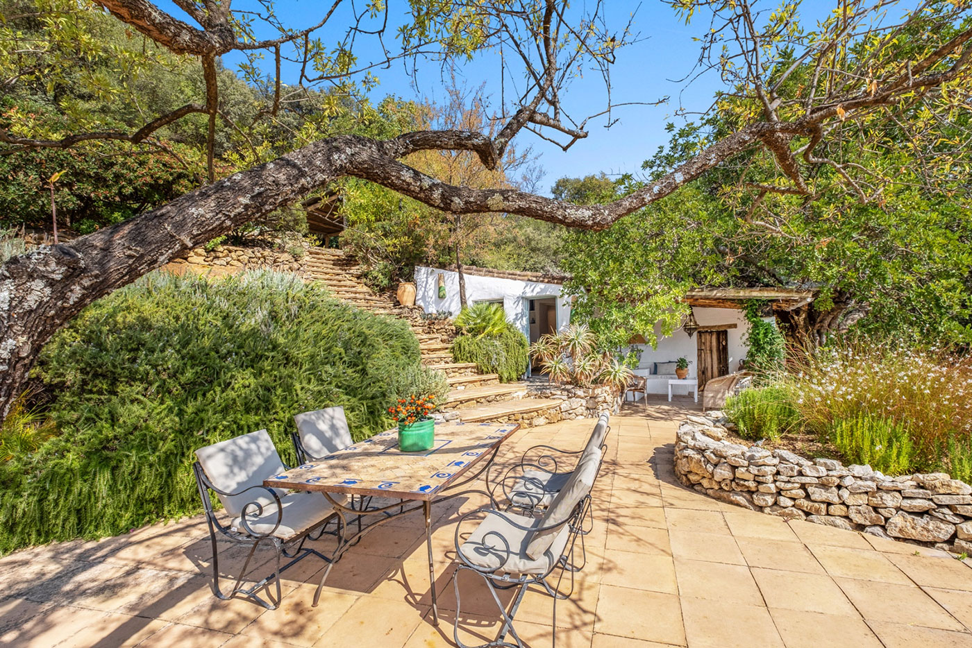 Zona amueblada exterior con terraza inferior