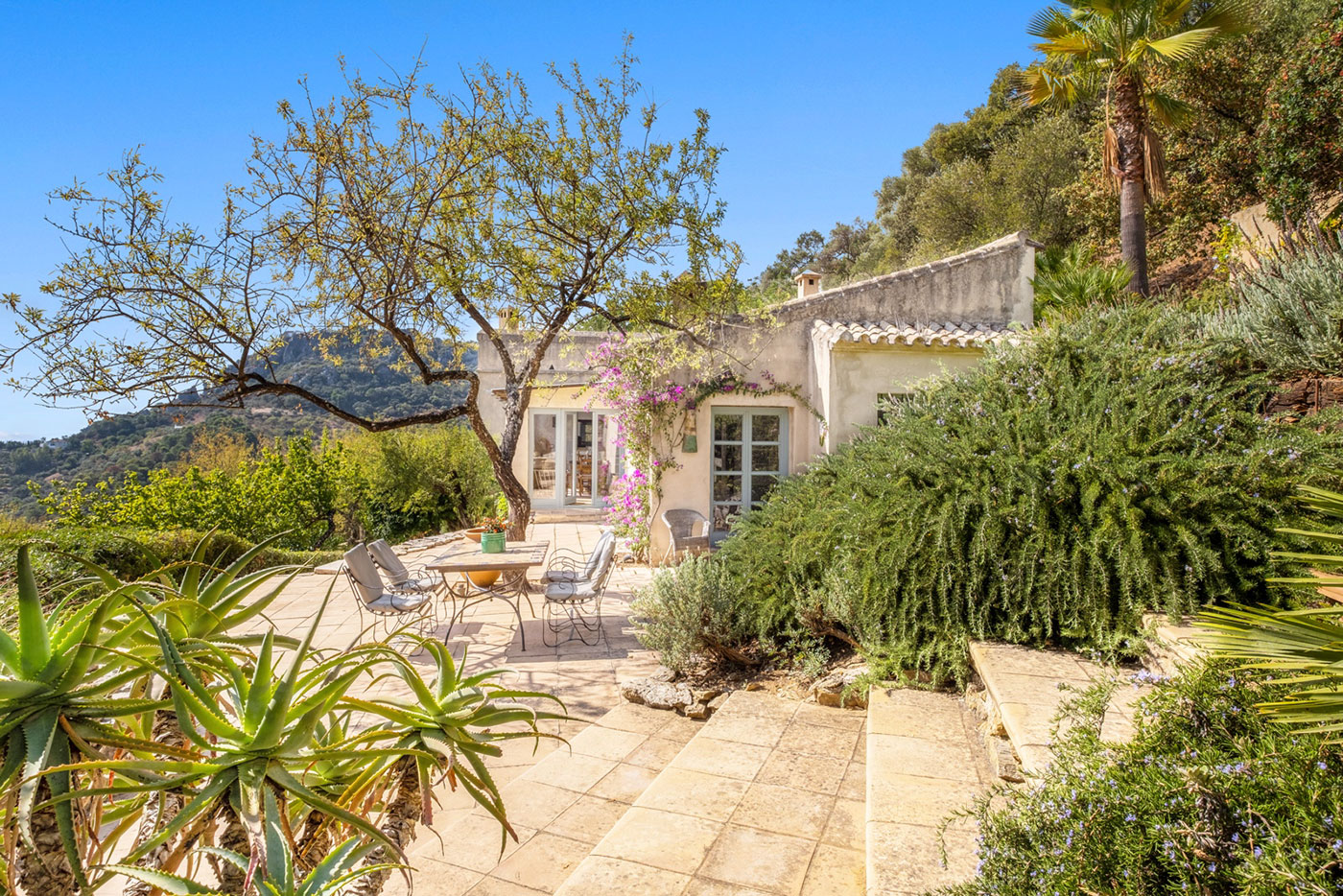 Escaleras a zona de piscina