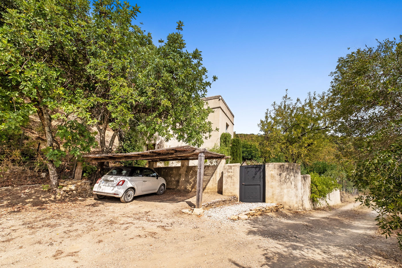 Aparcamiento con puerta a la finca