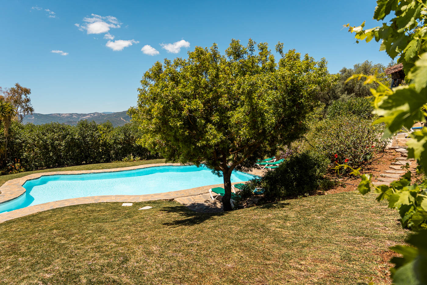 Habitación independiente del jardín a la derecha