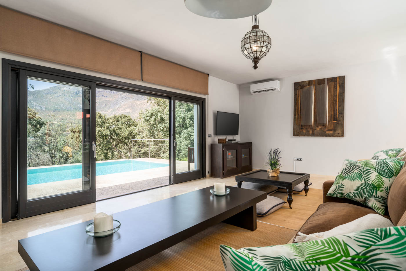 Salón con vistas a piscina y montañas