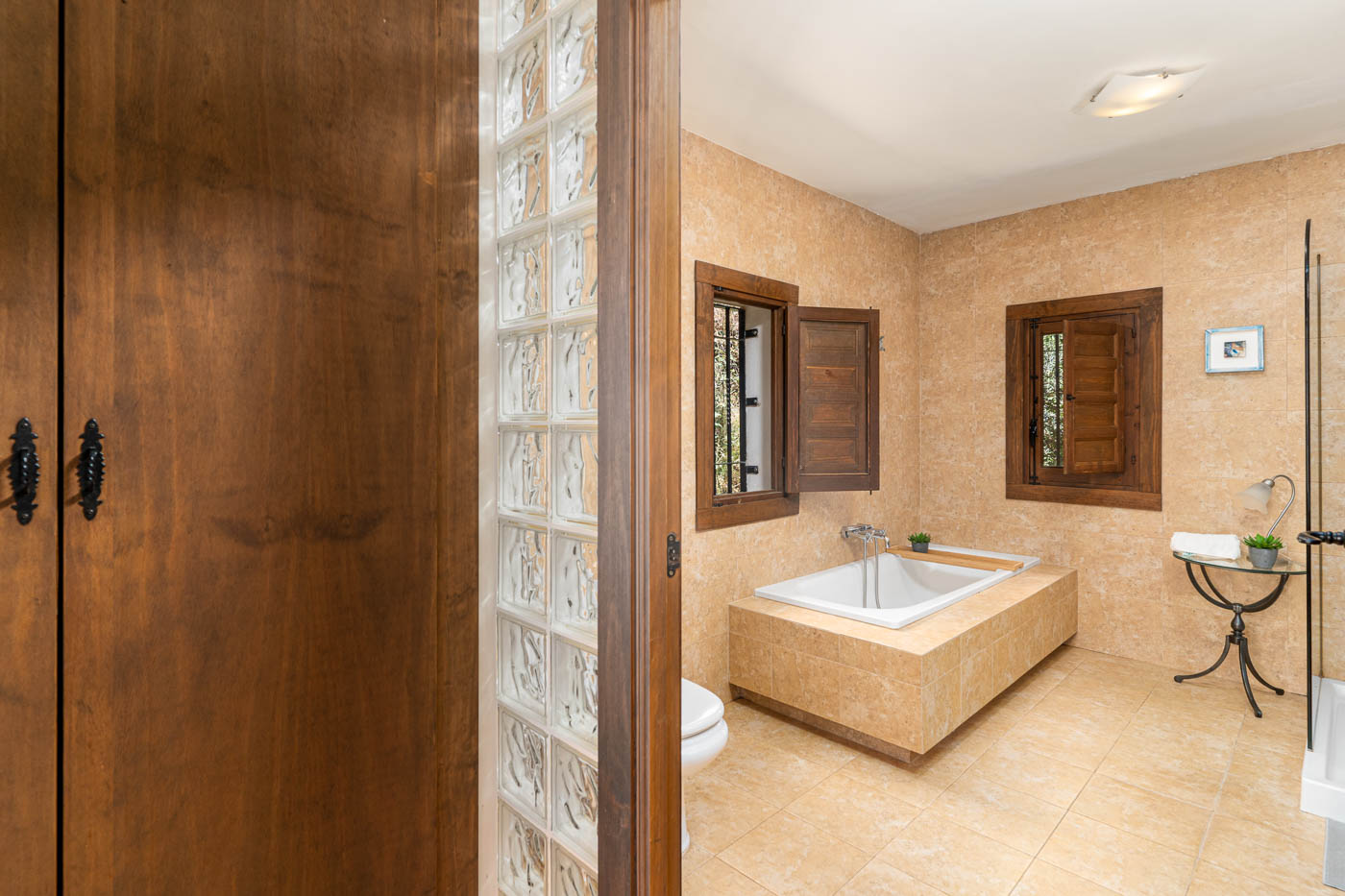 Master bedroom en suite facilities