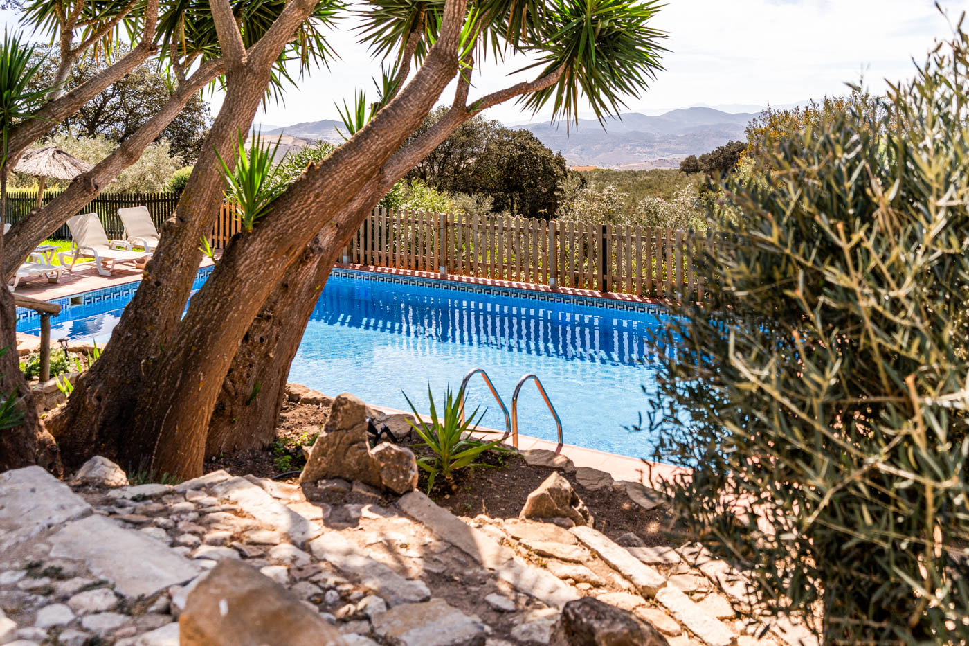 Escaleras a piscina desde la terraza de la casa
