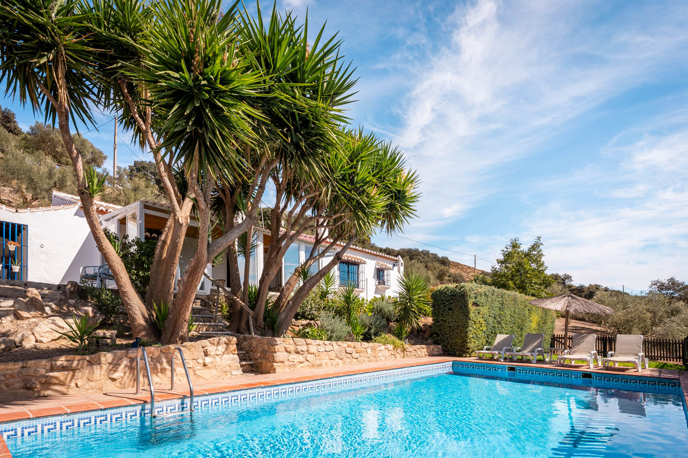 Casa, terrazas, piscina y jardín