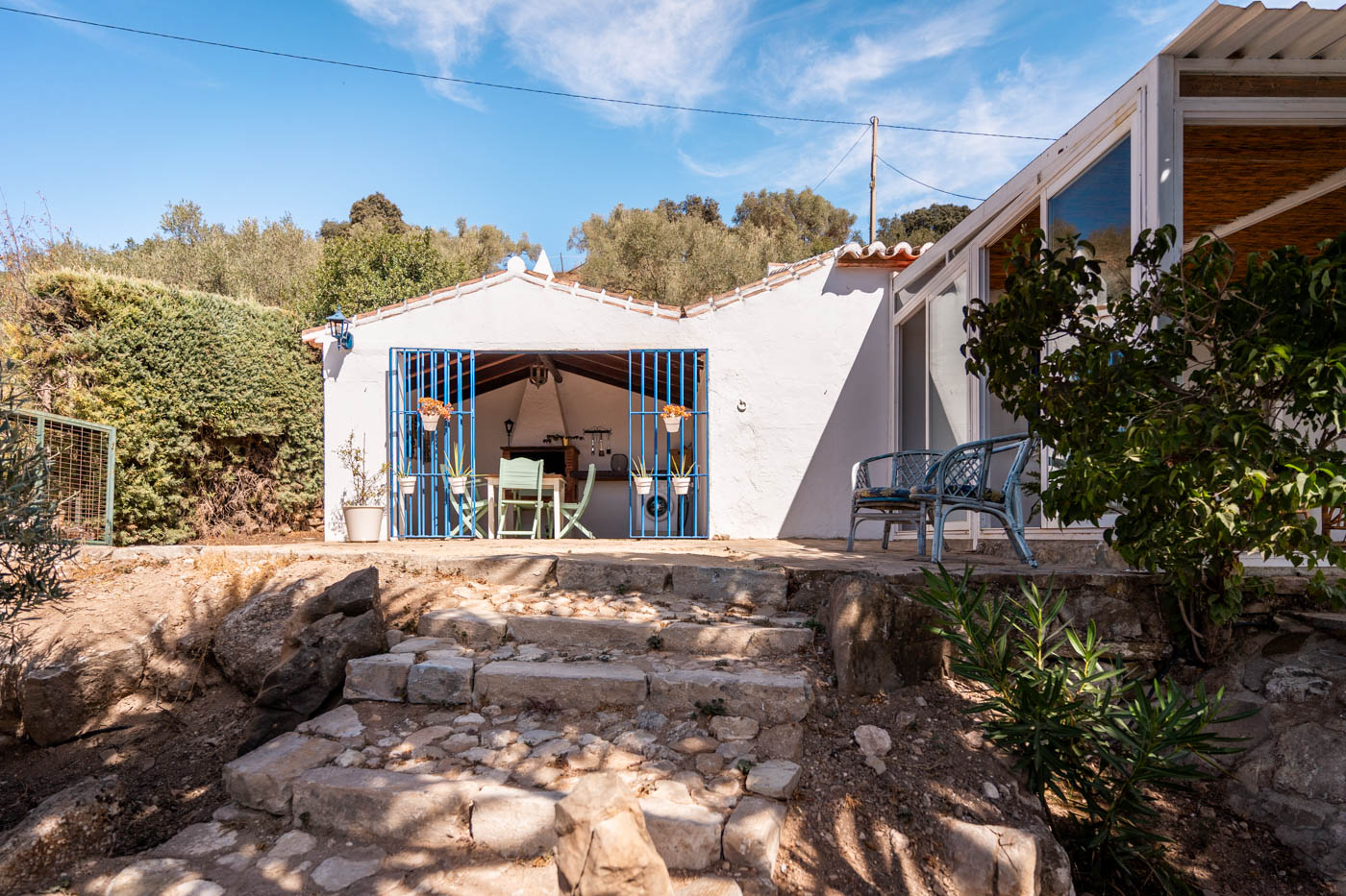 Zona de barbacoa cubierta a la izquierda