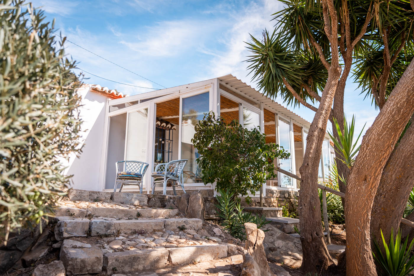 Escaleras a la casa desde la piscina