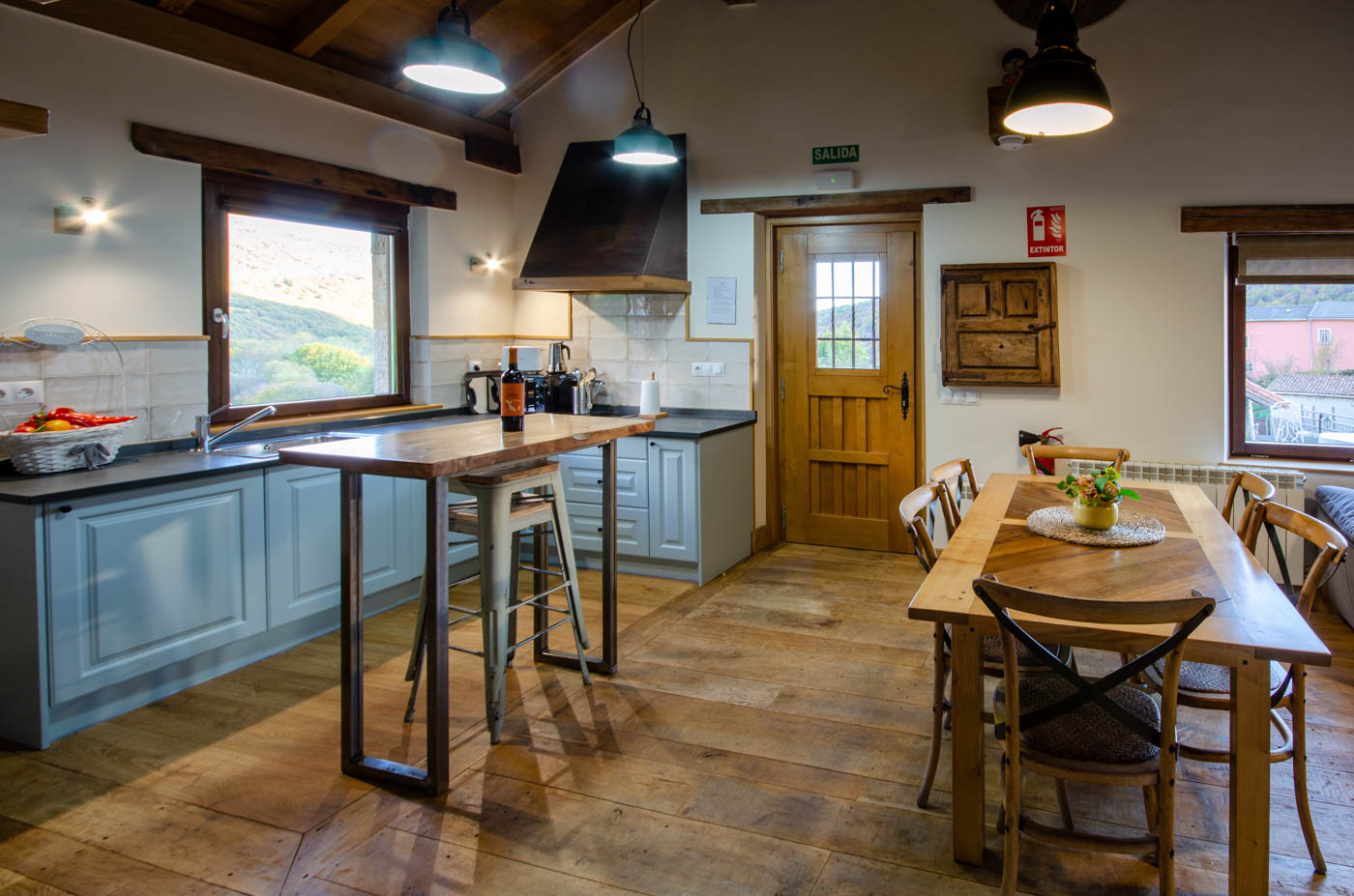 Espacio diáfano con grandes ventanales