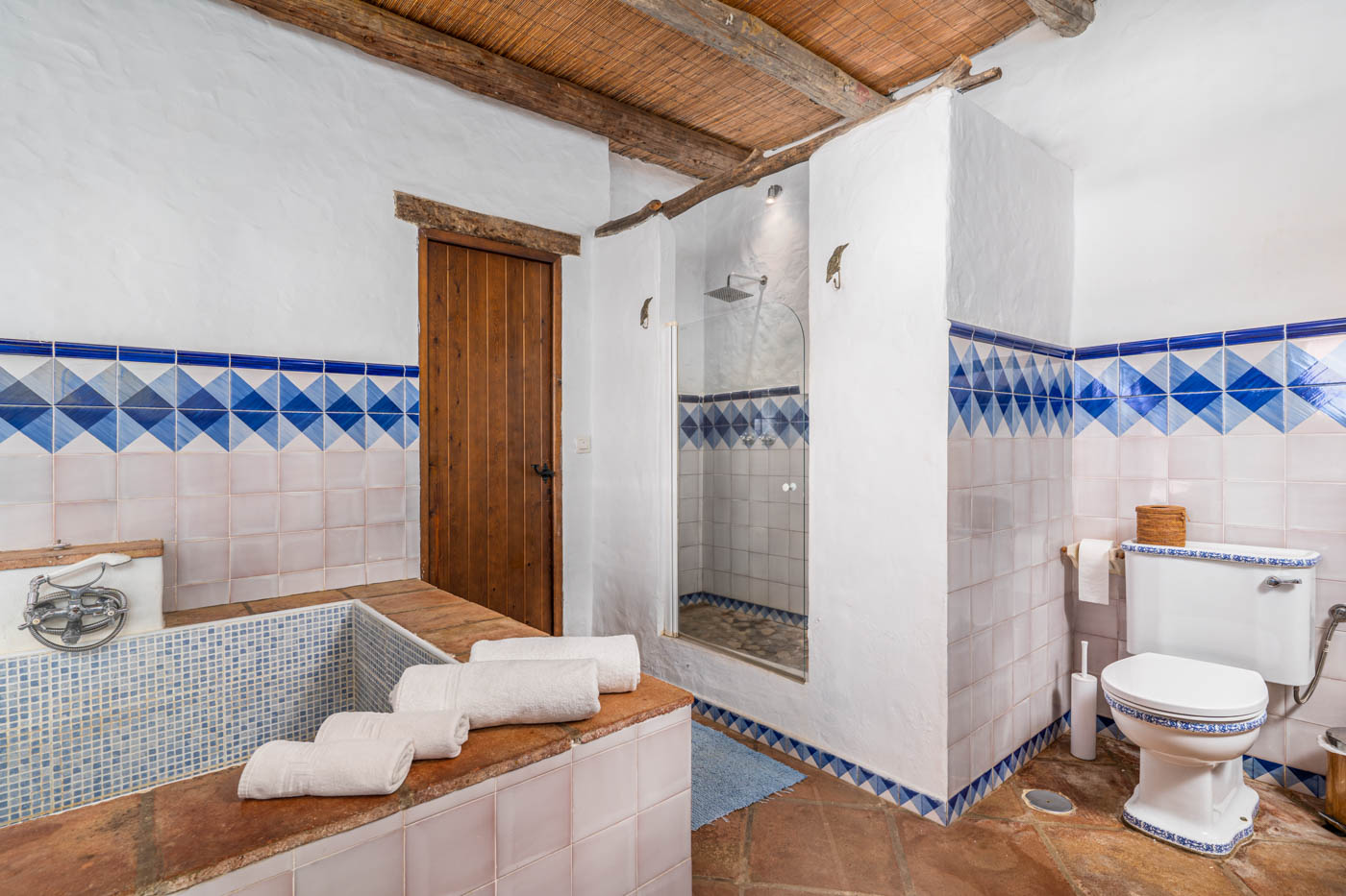 Baño de planta baja con bañera y ducha