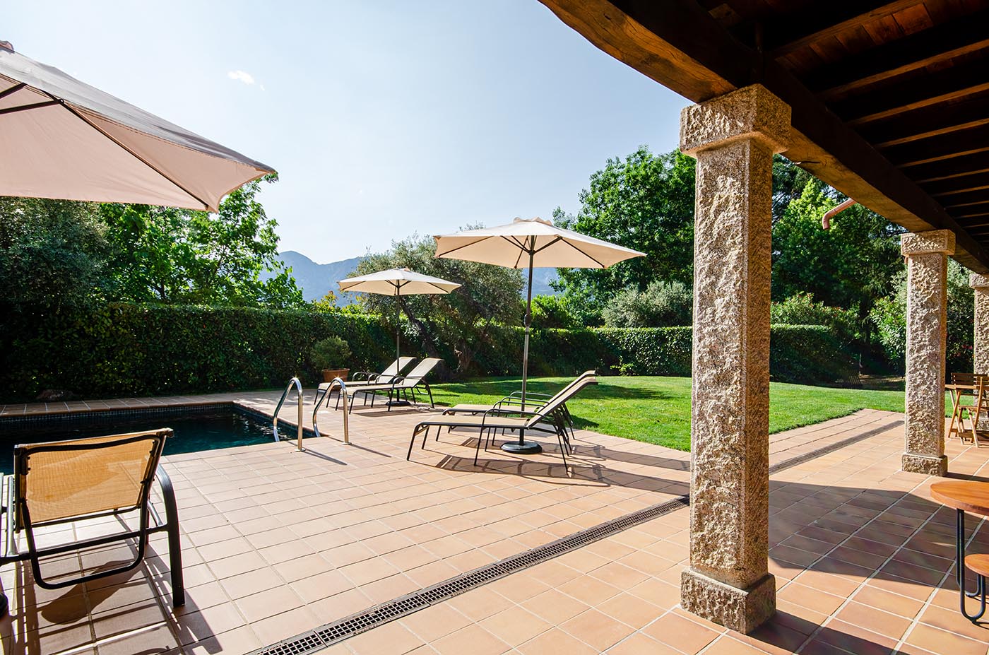 Furnished porch and pool / gardens